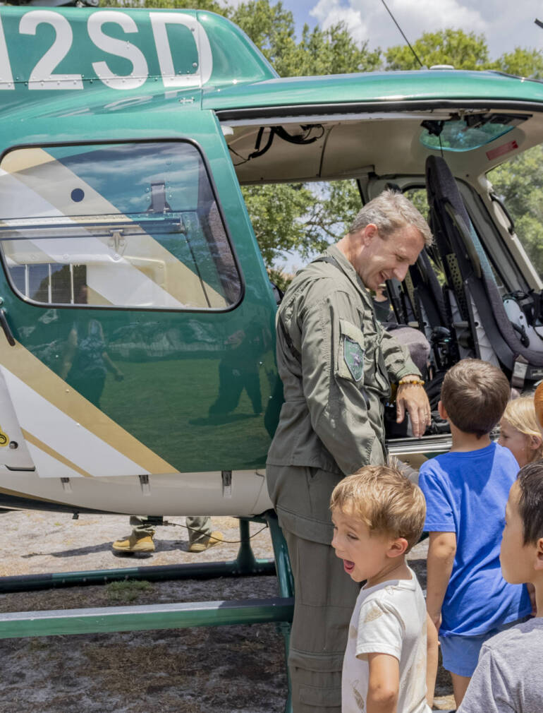 Sheriff showing children a helicopter